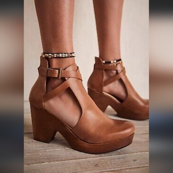 Free People Shoes - Brand new with tags - Free People Cedar Clog size 6